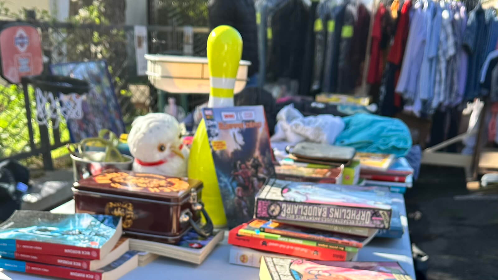 stand quille bowling et livres